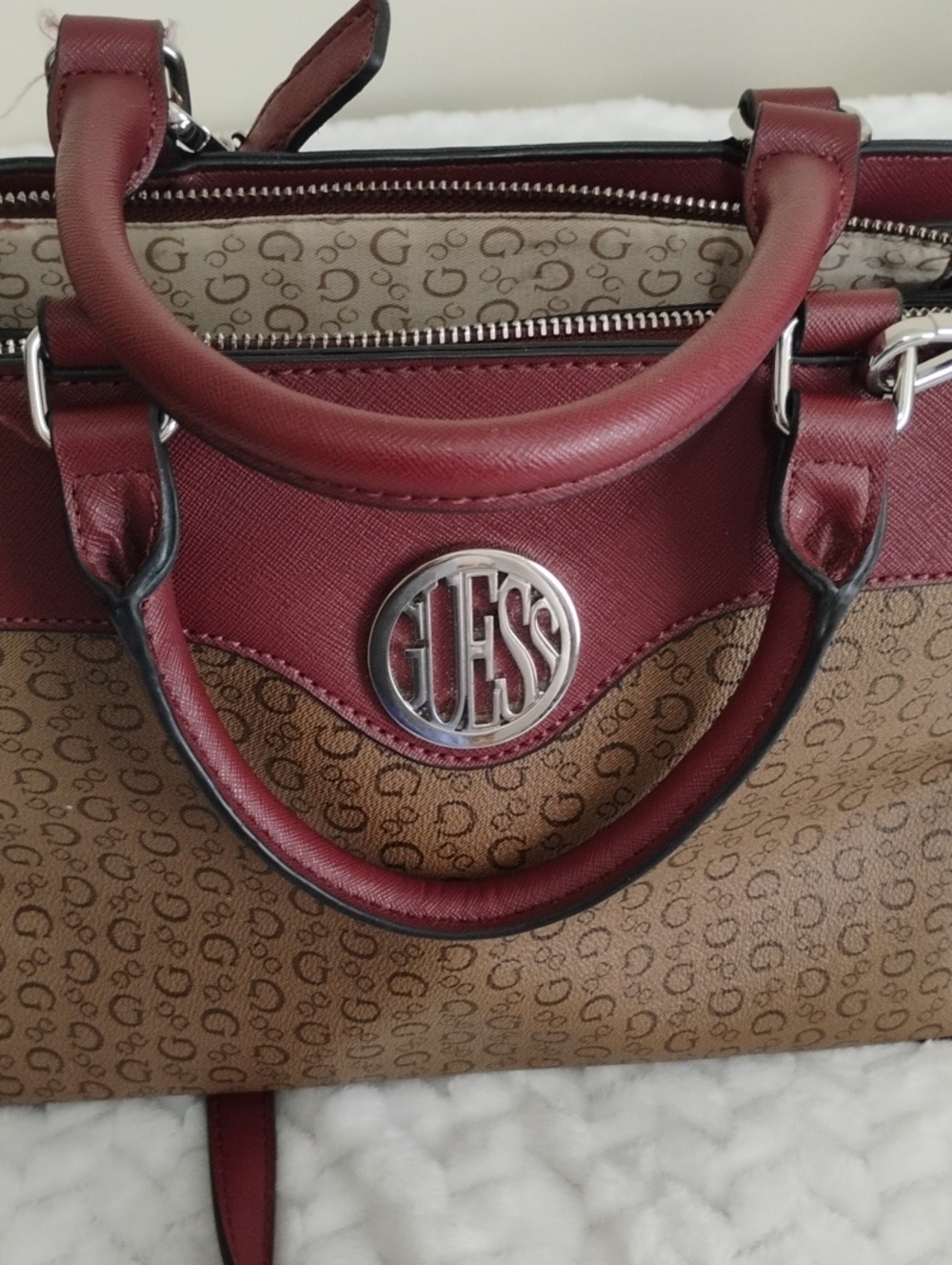 Guess Bags - Picture 9 of 15